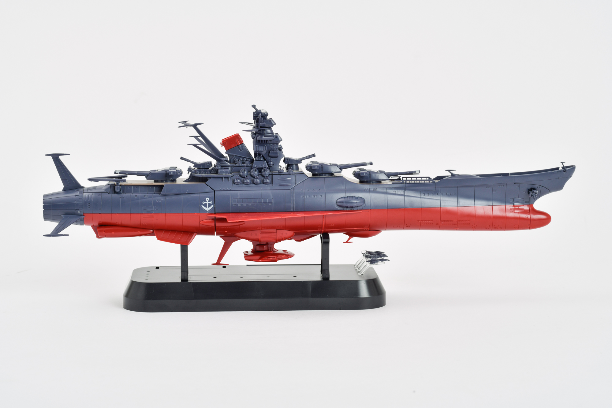 シームレスな継ぎ目に情報量の多い艦橋。流麗な船体下部にエッヂの立った羽やアンテナ類。あの有名なOPが勝手に脳内で流れてくるほどの出来栄えとなっている。各部詳細を見ていこう。