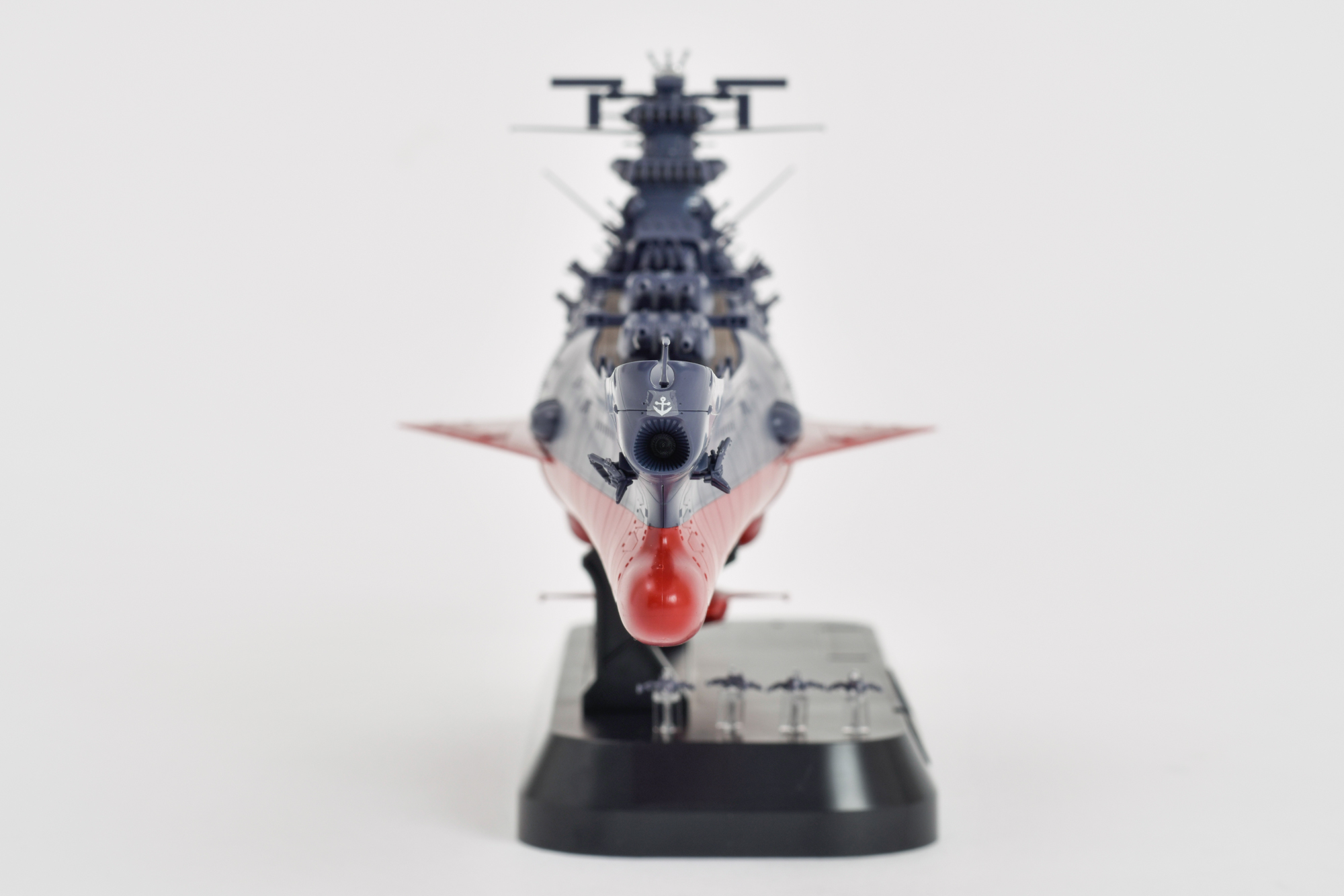 シームレスな継ぎ目に情報量の多い艦橋。流麗な船体下部にエッヂの立った羽やアンテナ類。あの有名なOPが勝手に脳内で流れてくるほどの出来栄えとなっている。各部詳細を見ていこう。