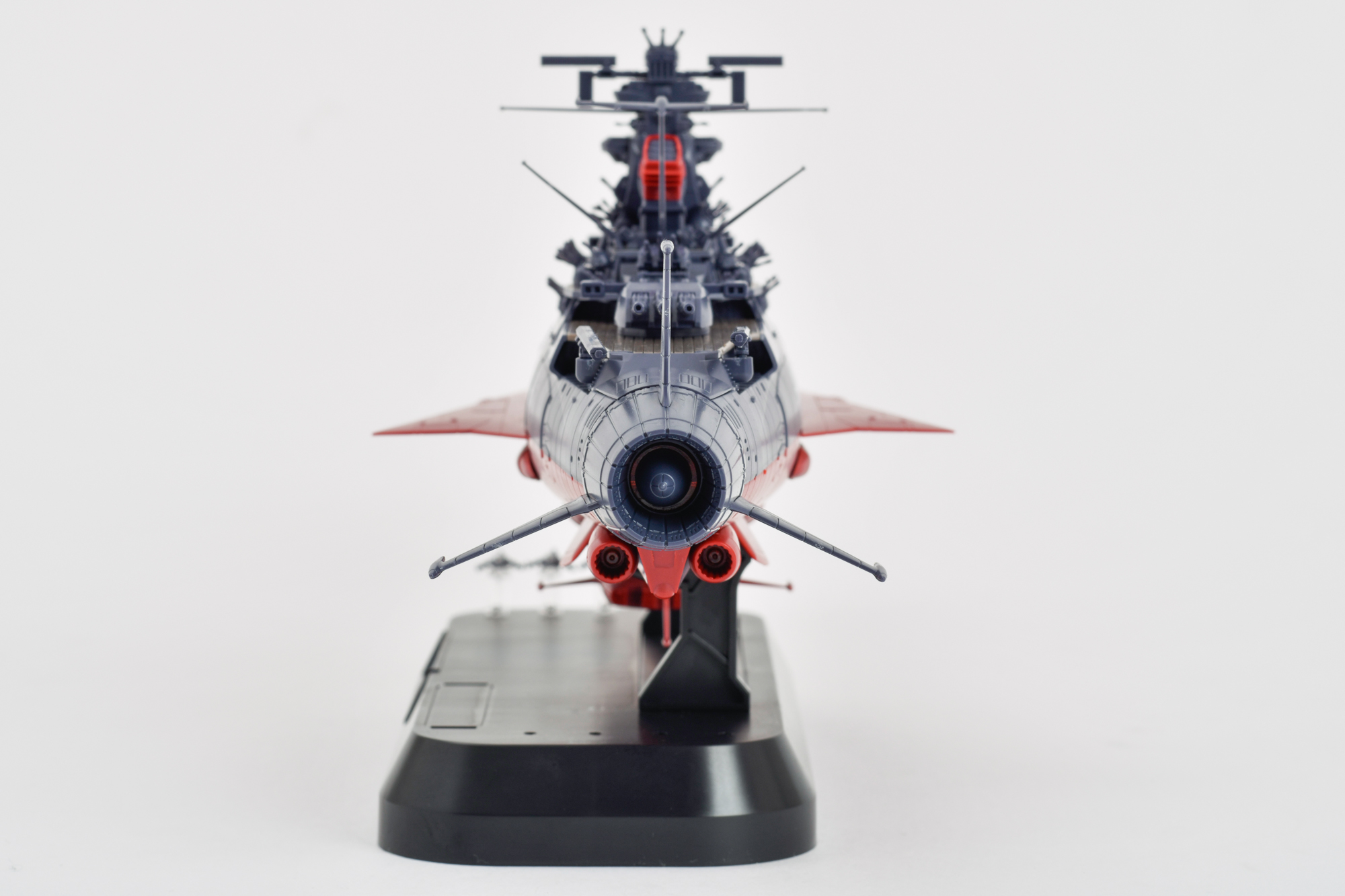 シームレスな継ぎ目に情報量の多い艦橋。流麗な船体下部にエッヂの立った羽やアンテナ類。あの有名なOPが勝手に脳内で流れてくるほどの出来栄えとなっている。各部詳細を見ていこう。