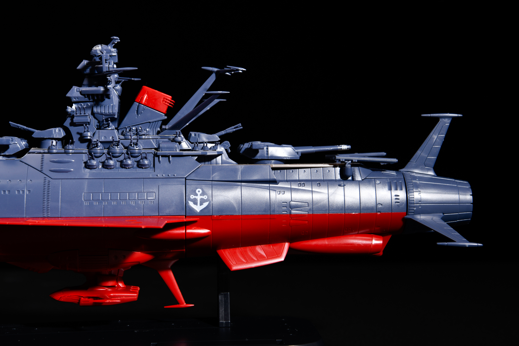 船体に白の錨マークがはっきりと浮き上がる。