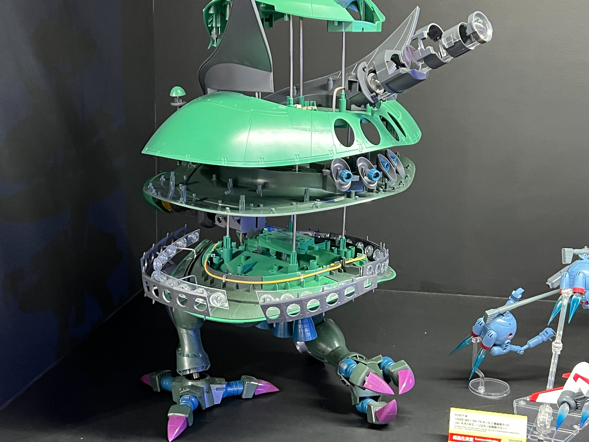 展示ではガンダムに対峙する