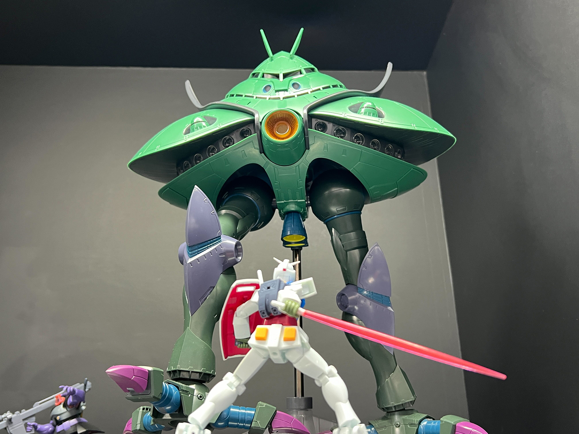 展示ではガンダムに対峙する