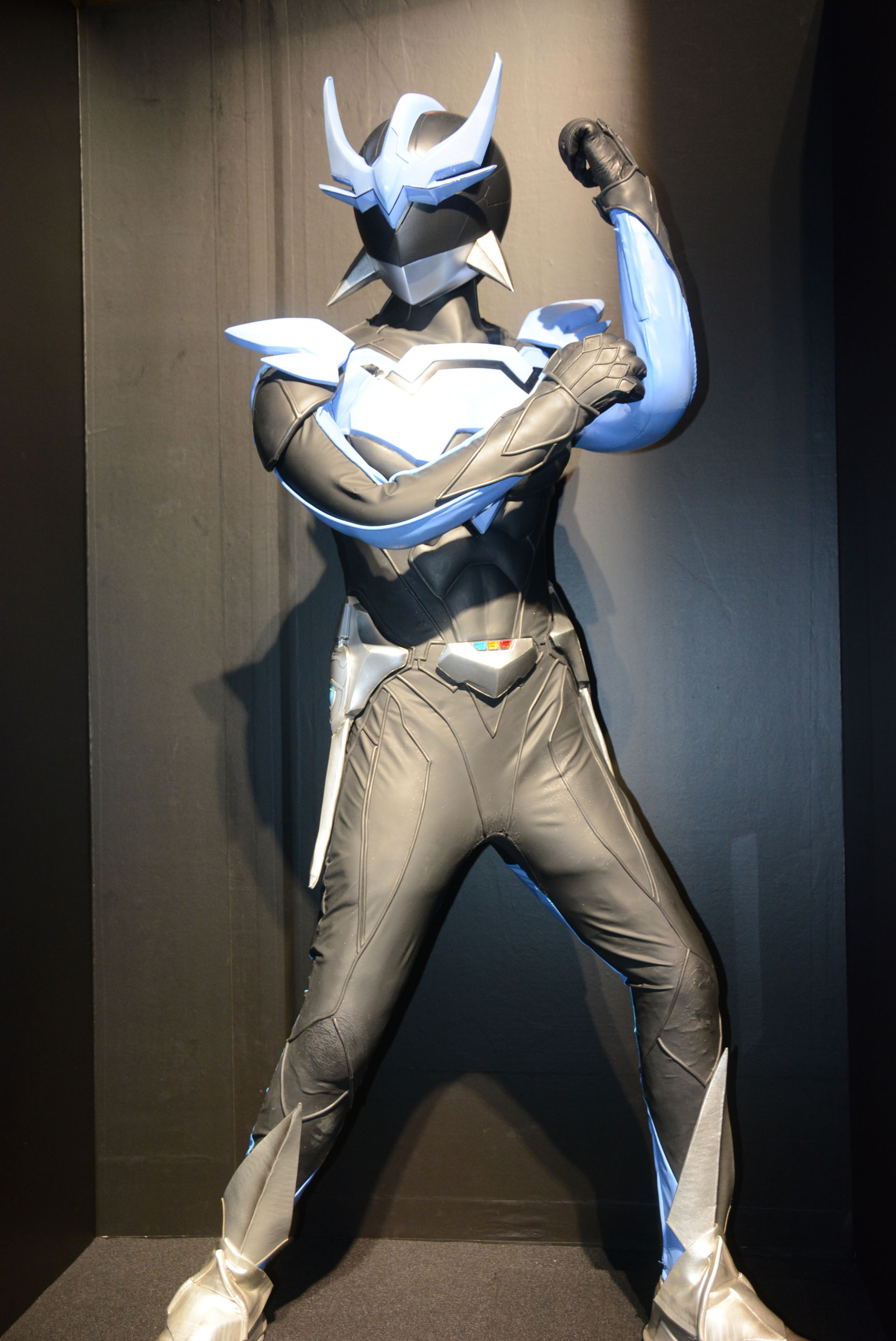 会場では「実写版ウイングマン」のスーツも展示されている