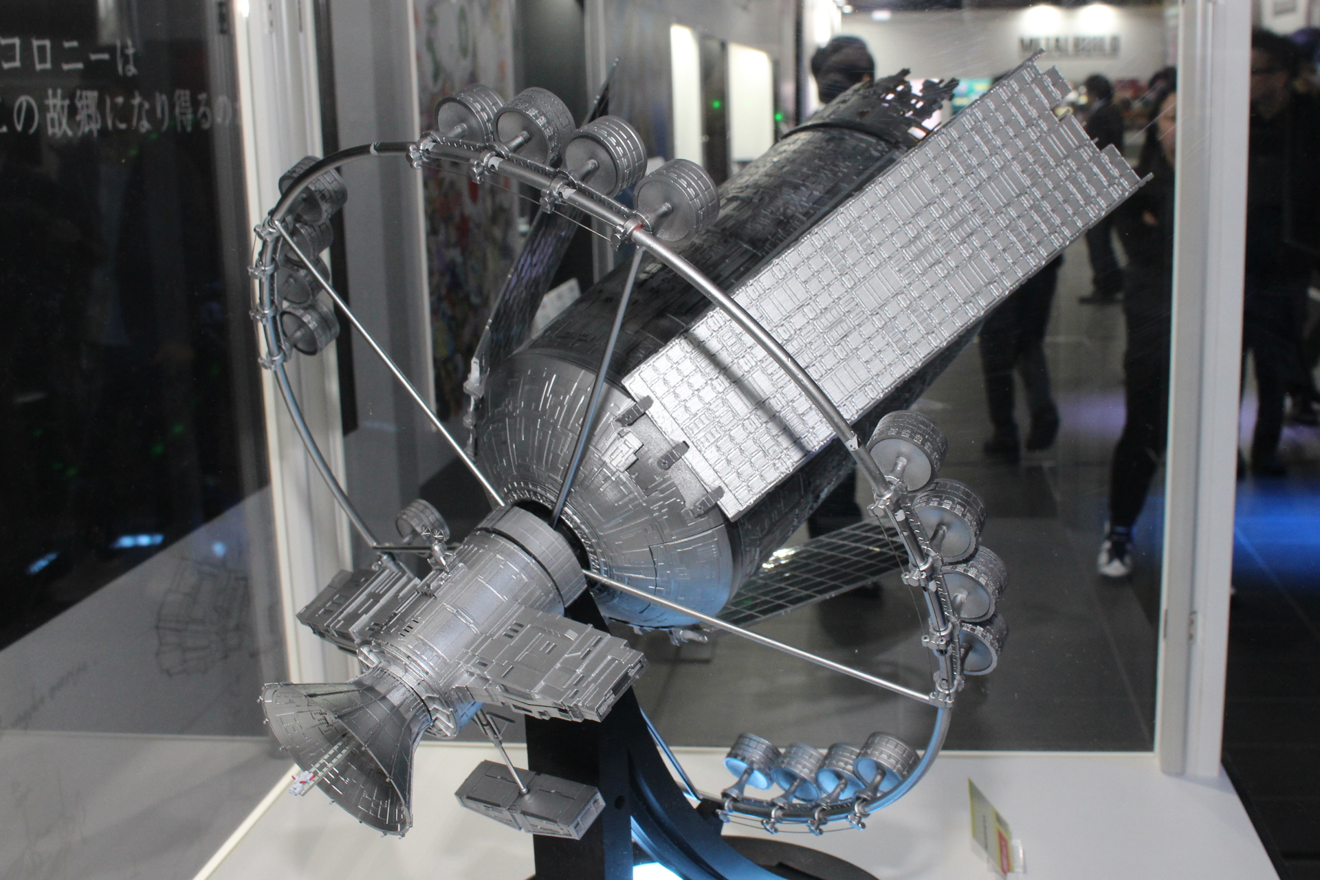 「機動戦士ガンダム」の物語が始まったスペースコロニーのサイド7を立体化している