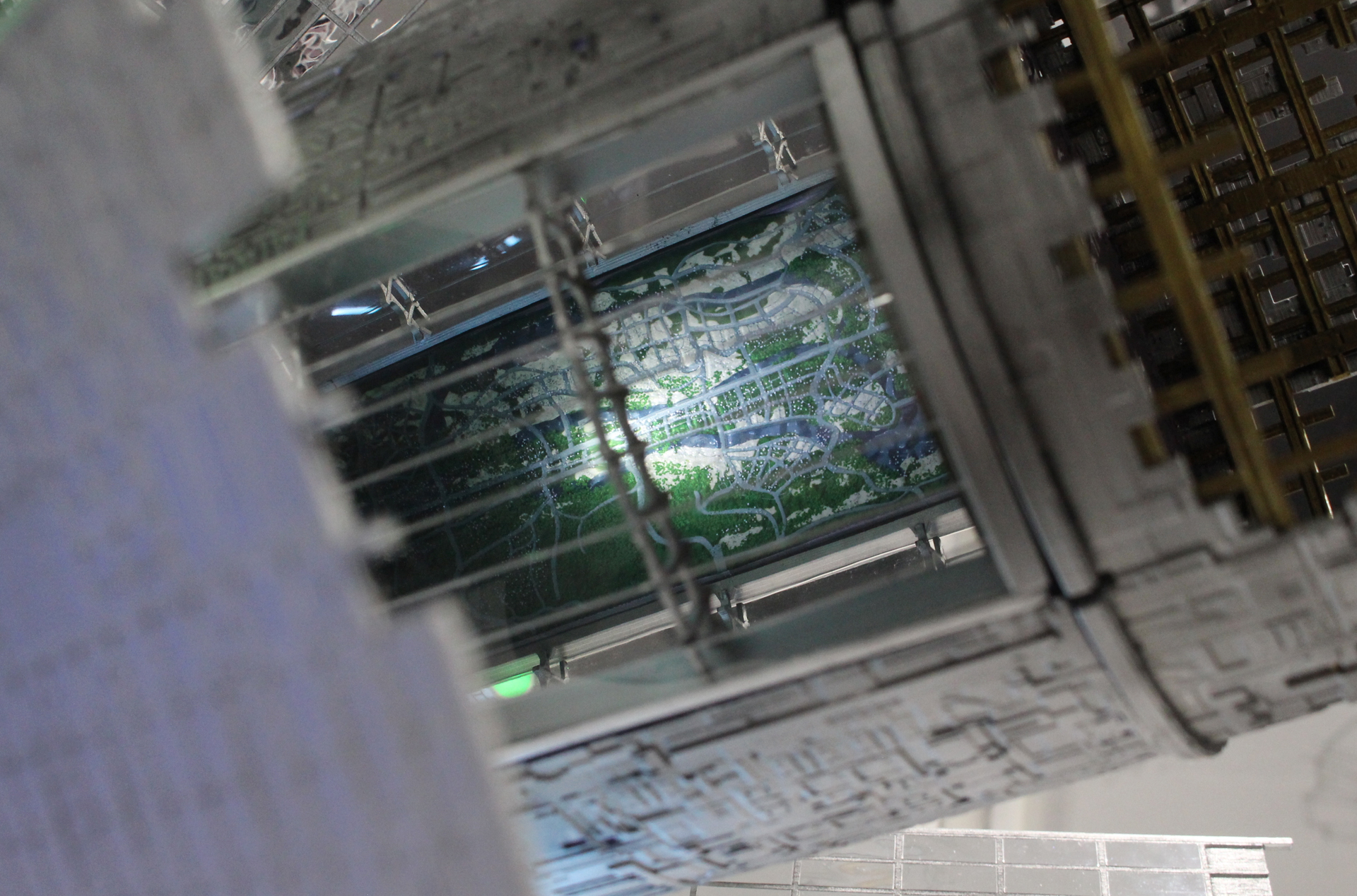 ミラーがある場所の窓から、内部の居住区の様子を覗くことができる