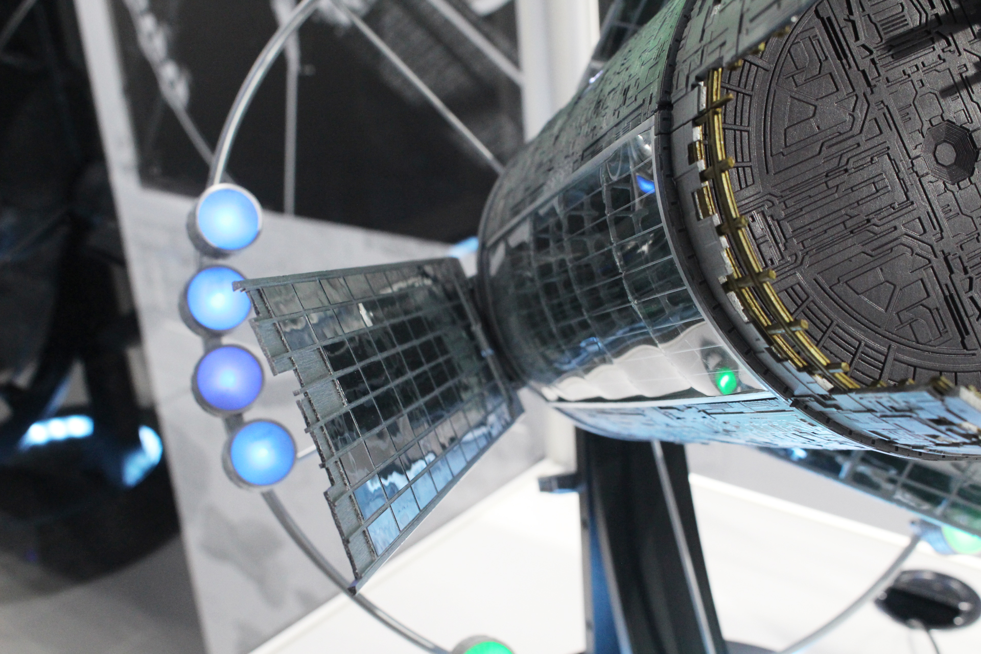 ミラー部分は鏡面風の素材を採用し、周囲が映り込んでいる