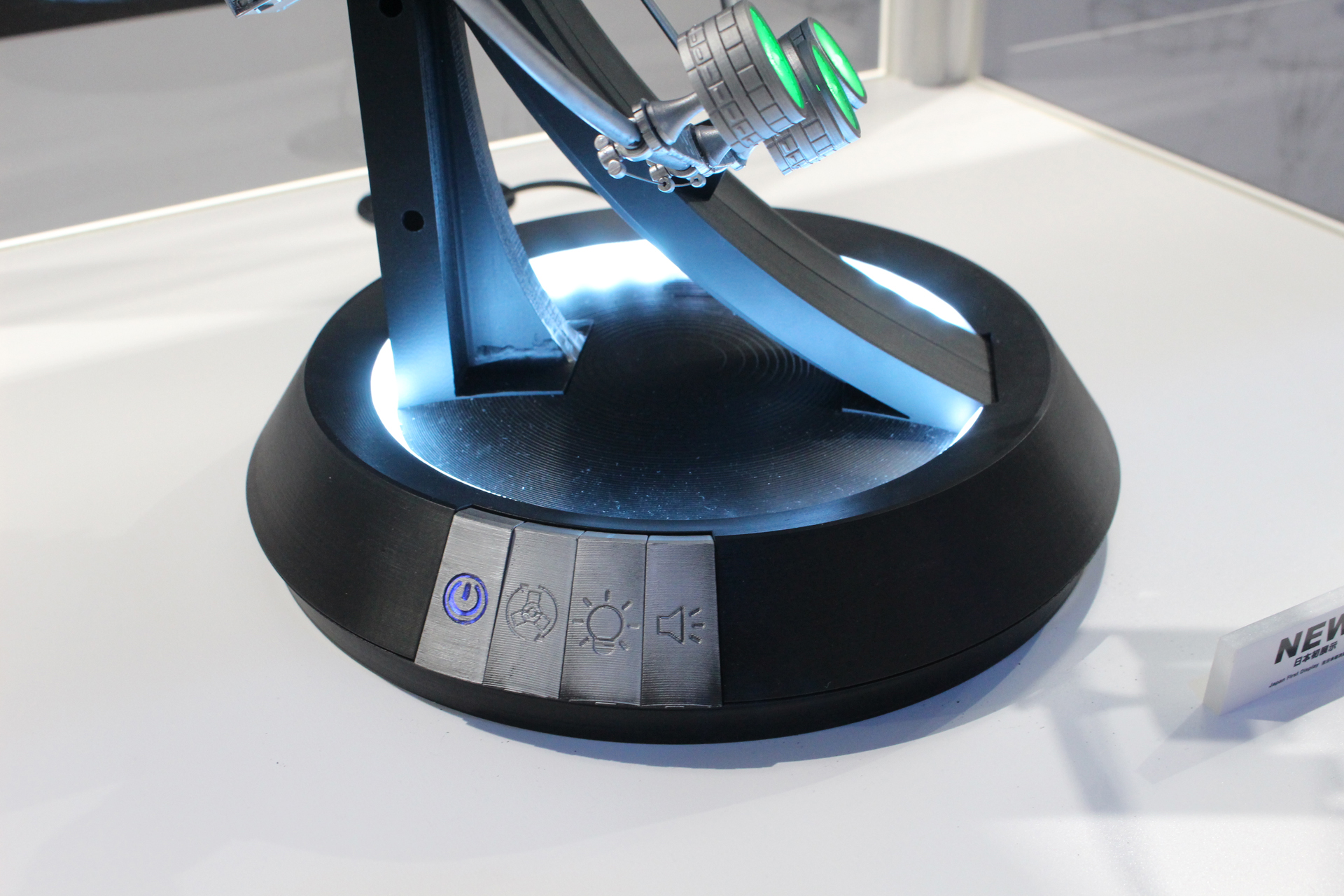 発光ギミックが内蔵された台座。スイッチらしきものも見える