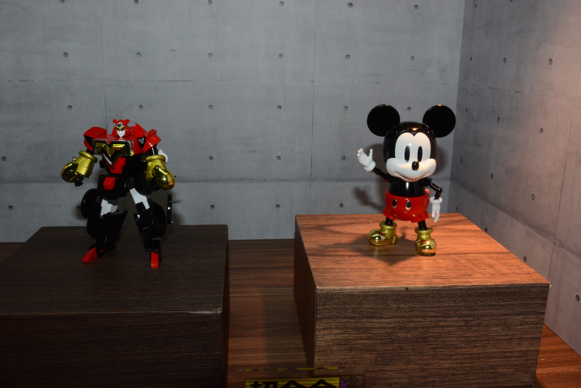 2つが並んでいるが、「ミッキーがロボに変形するんだよ」といわれないと2体のキャラクターはつながらないだろう