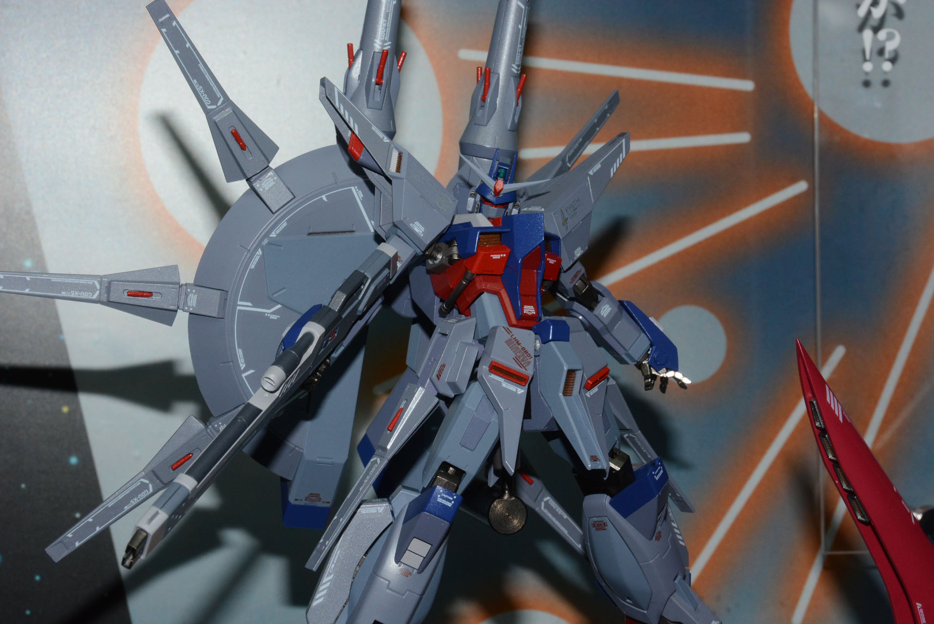 デスティニーガンダムの兄弟機であるレジェンド。デザインに共通ポイントがいくつもある