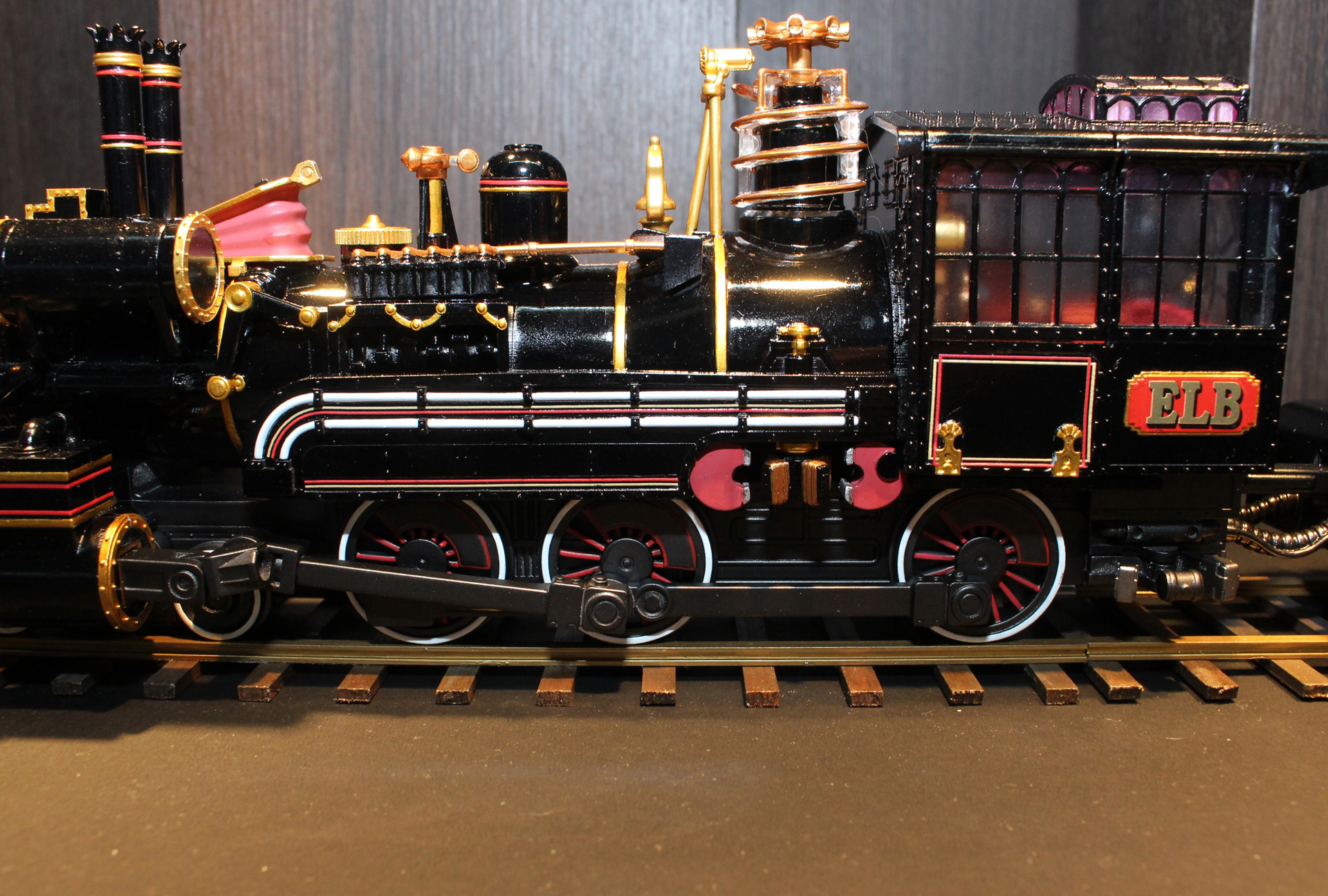 車輪の折り畳みや翼の展開などの変形ギミックは検討中。一部特撮による嘘があるため、物理設計が難しい箇所もあるという