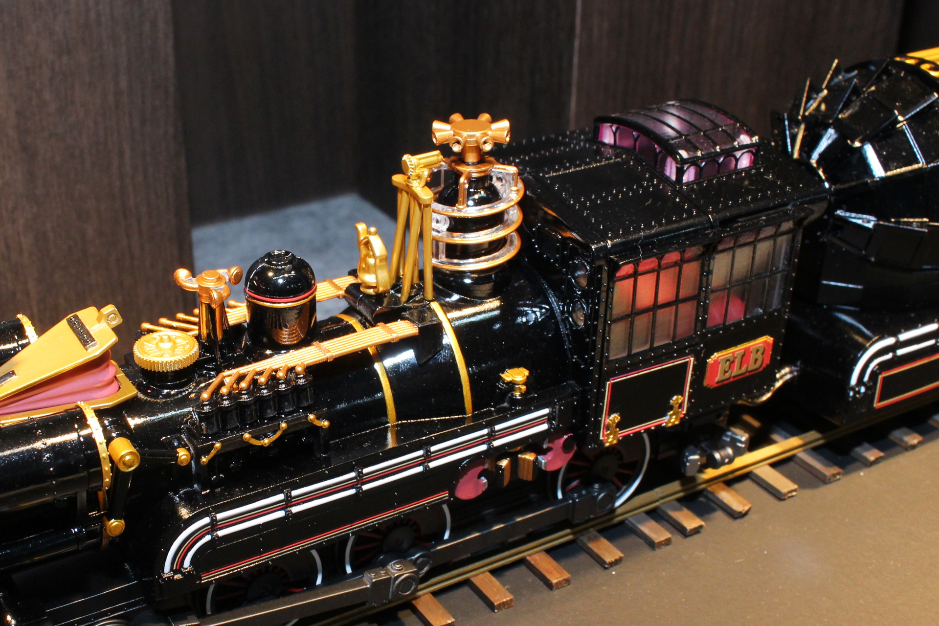 運転室の前方上にある飾りは、劇中ではかなり繊細な設定だったが、クリアパーツ＋塗装で表現し壊れにくい設計にしている