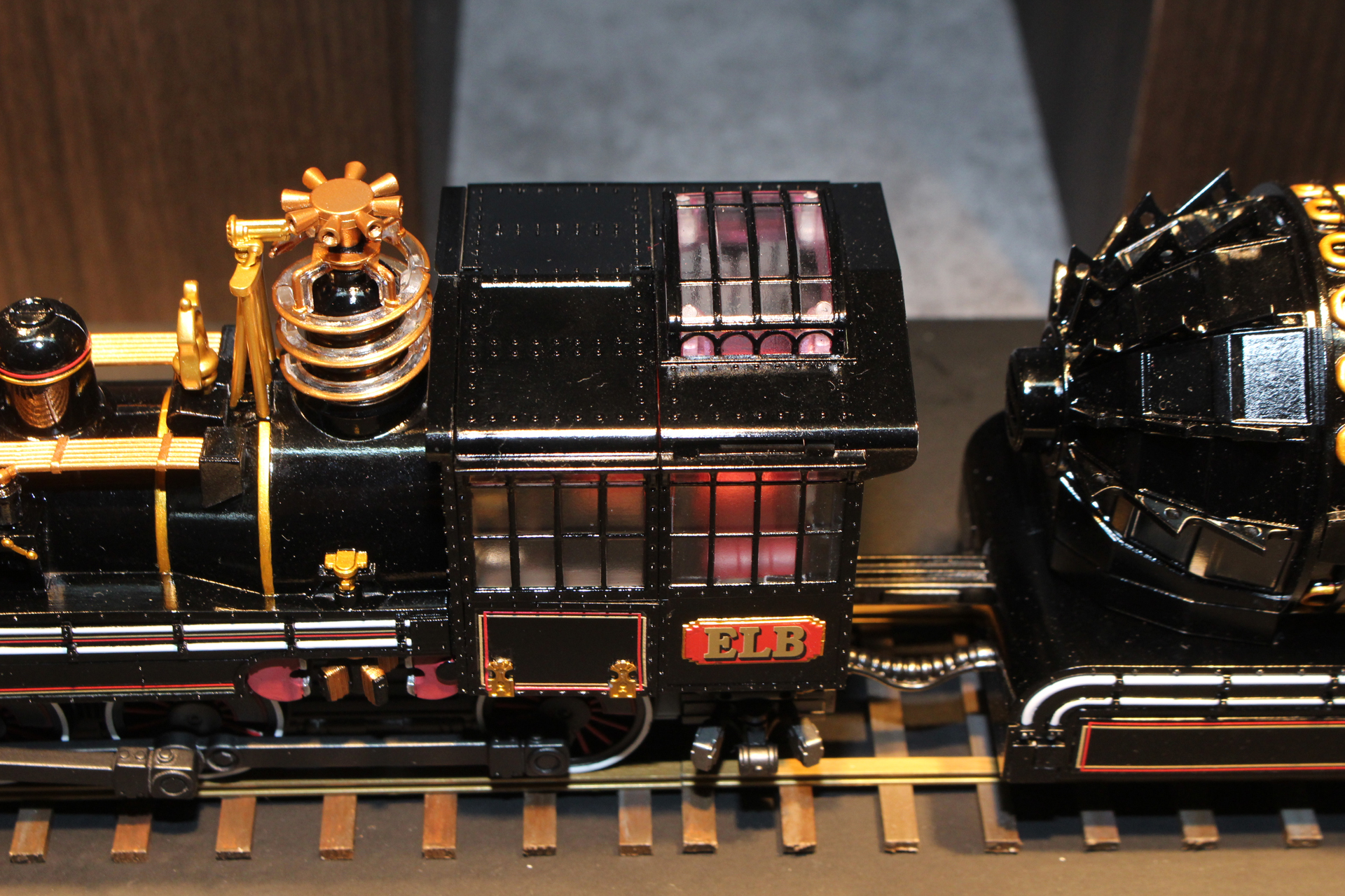 運転台は内部がうっすら透けて見える。展示物を見た限りは扉の開閉もできそうだ