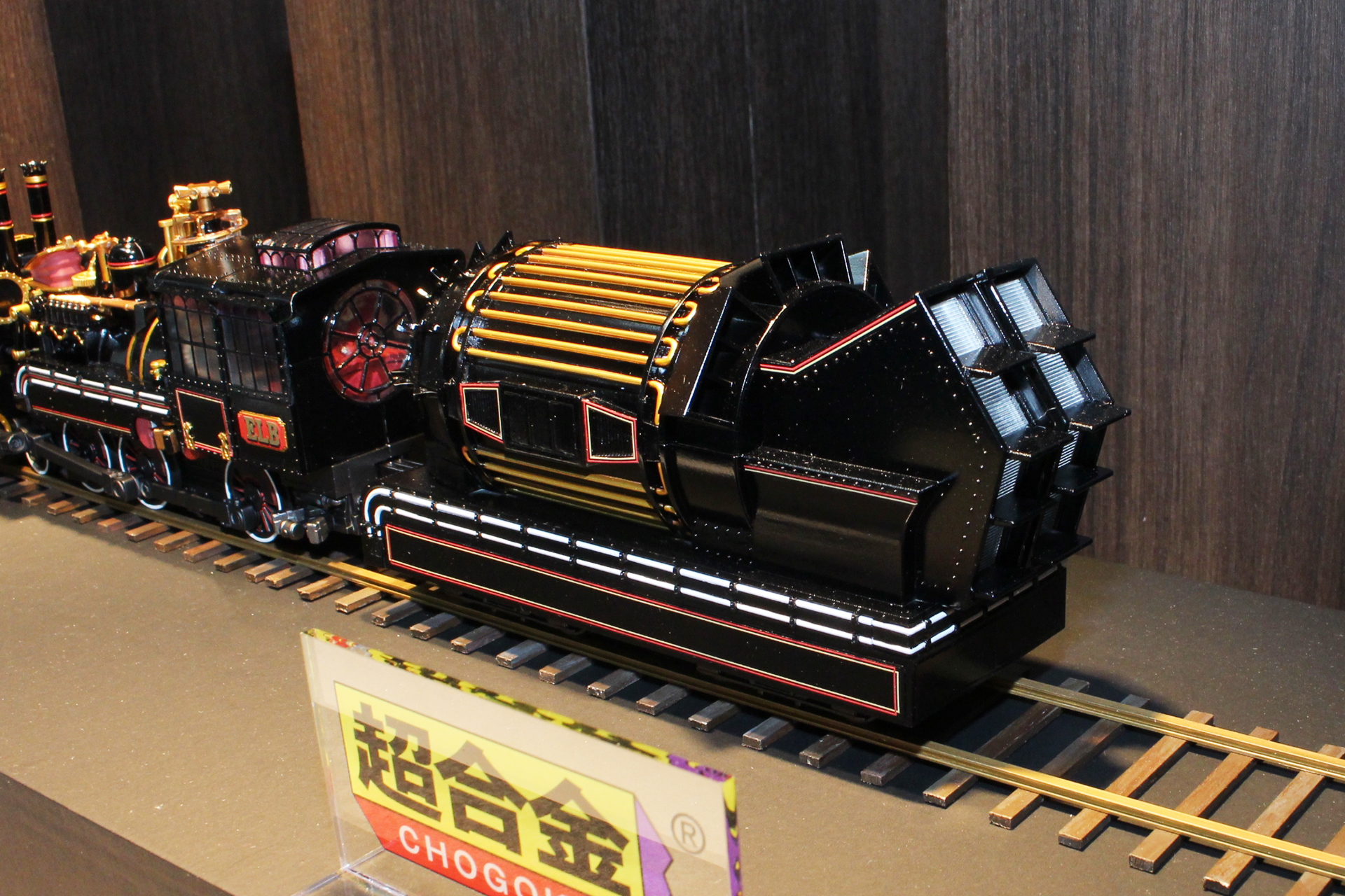 デロリアンにも見られたノズルは牽引するテンダー（炭水車）の後方にある。クリアパーツが使われているので、発光ギミックがあれば楽しそうだ