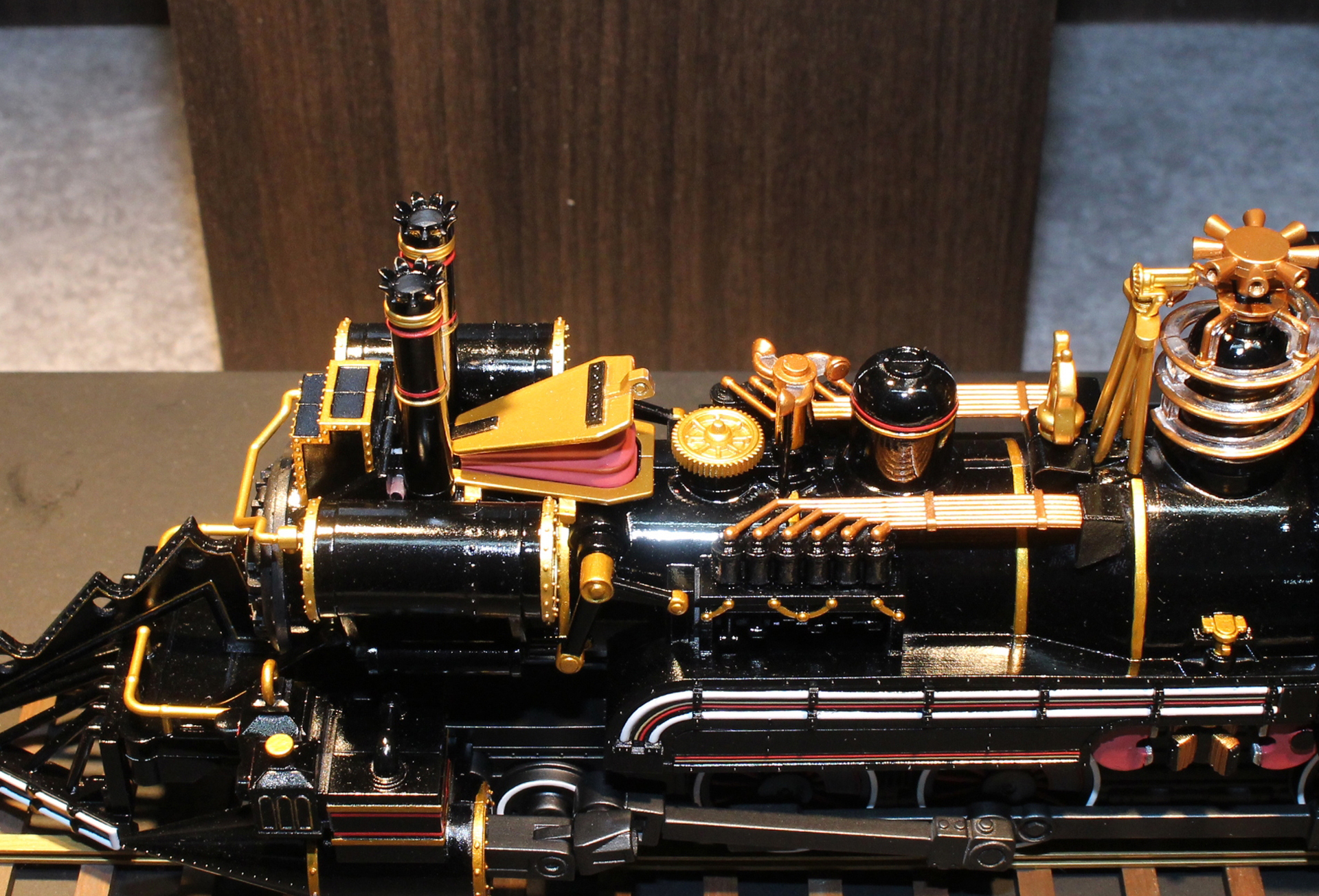 かなり大きなアイテムなので専用の台座も用意される予定だ。ドクファミリーやマーティ＆ジェニファーの同スケールフィギュアも欲しくなる