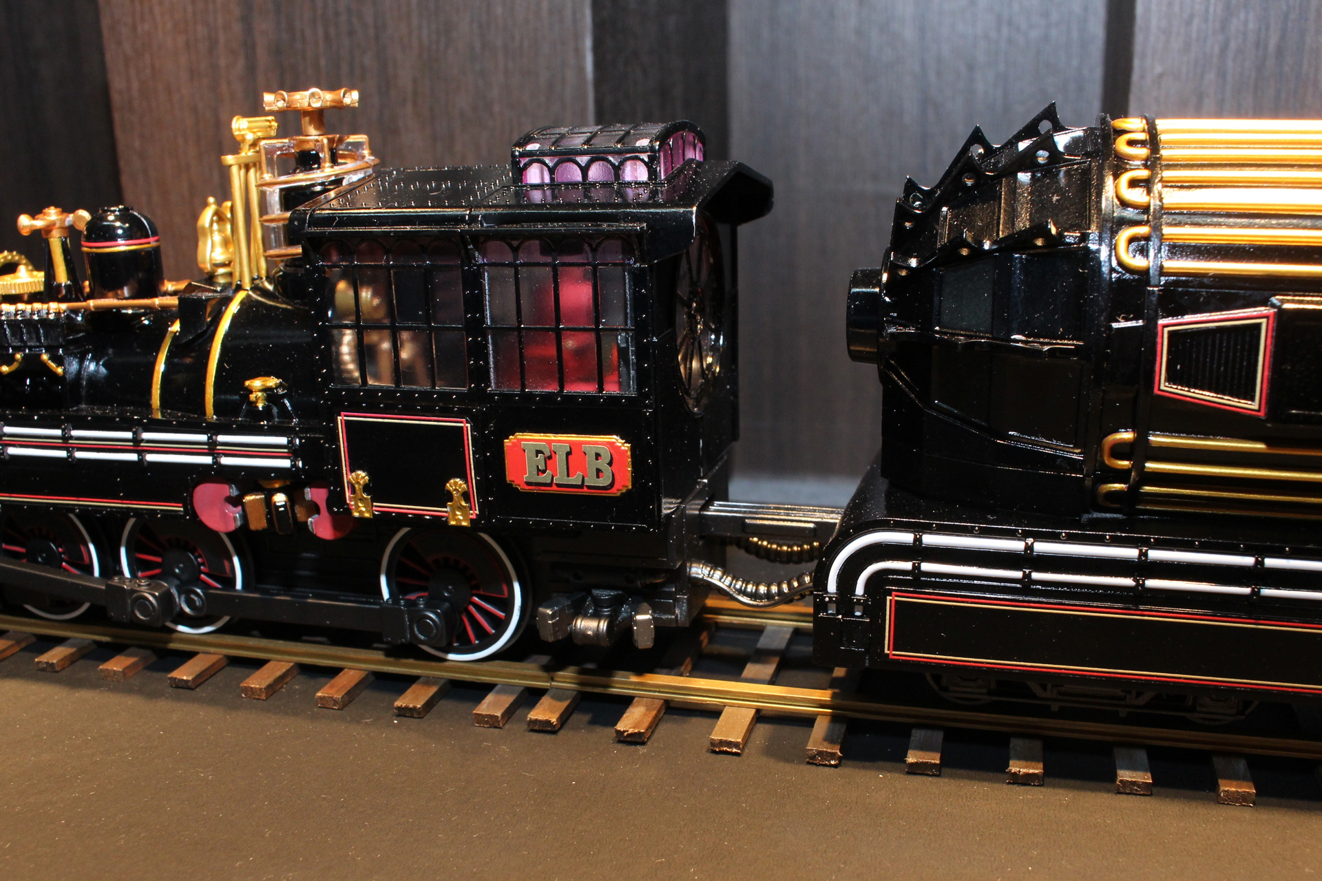 かなり大きなアイテムなので専用の台座も用意される予定だ。ドクファミリーやマーティ＆ジェニファーの同スケールフィギュアも欲しくなる