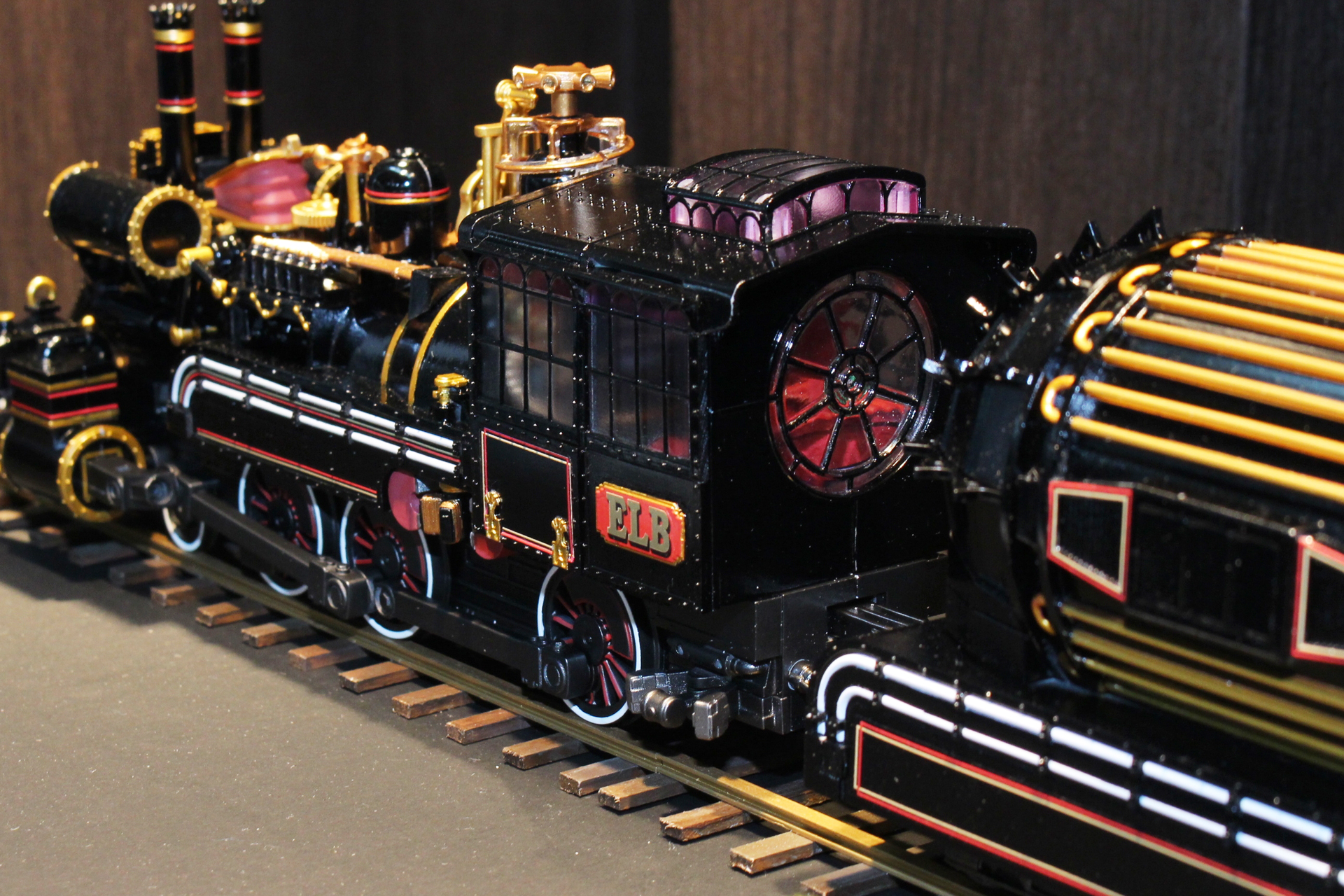 かなり大きなアイテムなので専用の台座も用意される予定だ。ドクファミリーやマーティ＆ジェニファーの同スケールフィギュアも欲しくなる