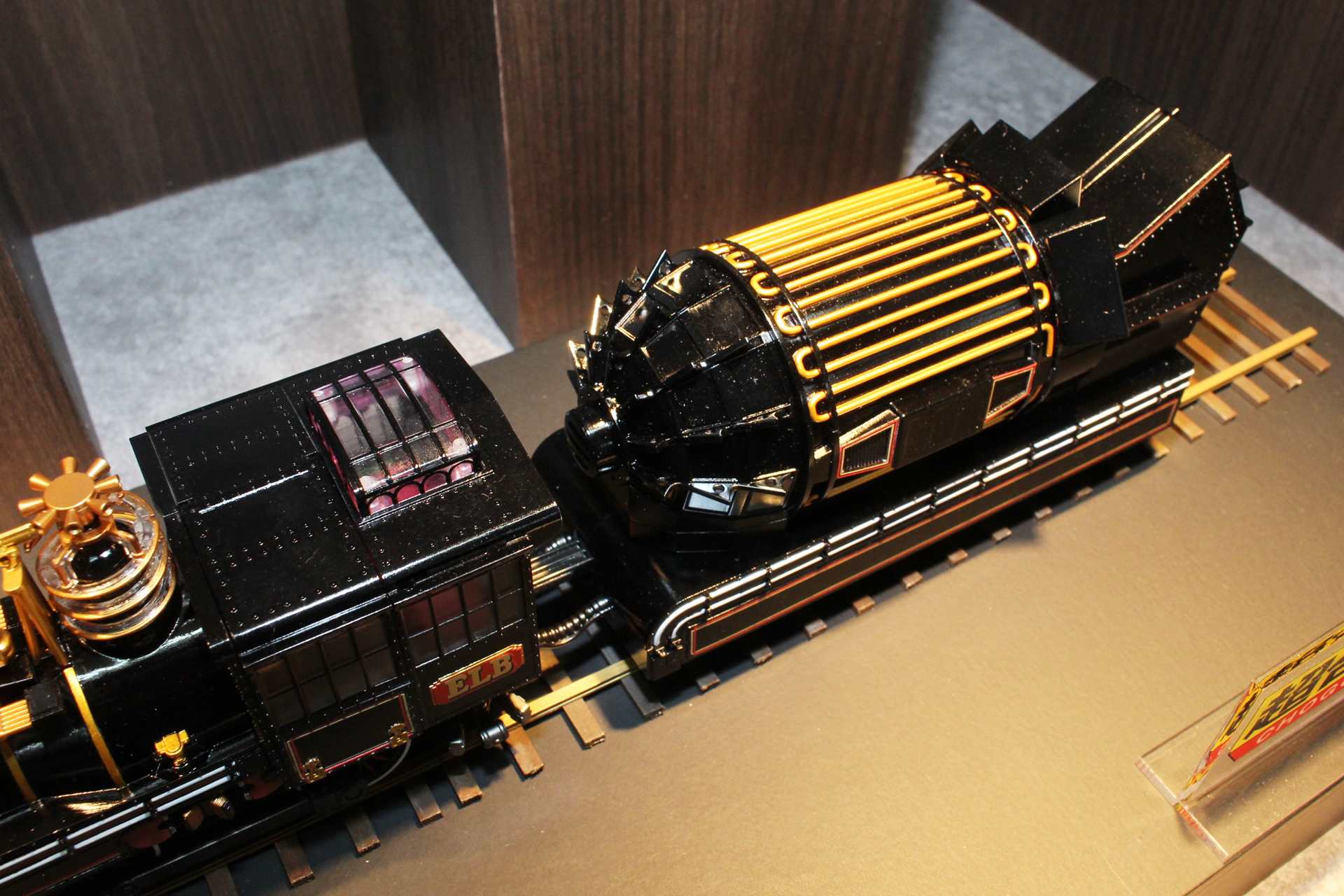 かなり大きなアイテムなので専用の台座も用意される予定だ。ドクファミリーやマーティ＆ジェニファーの同スケールフィギュアも欲しくなる