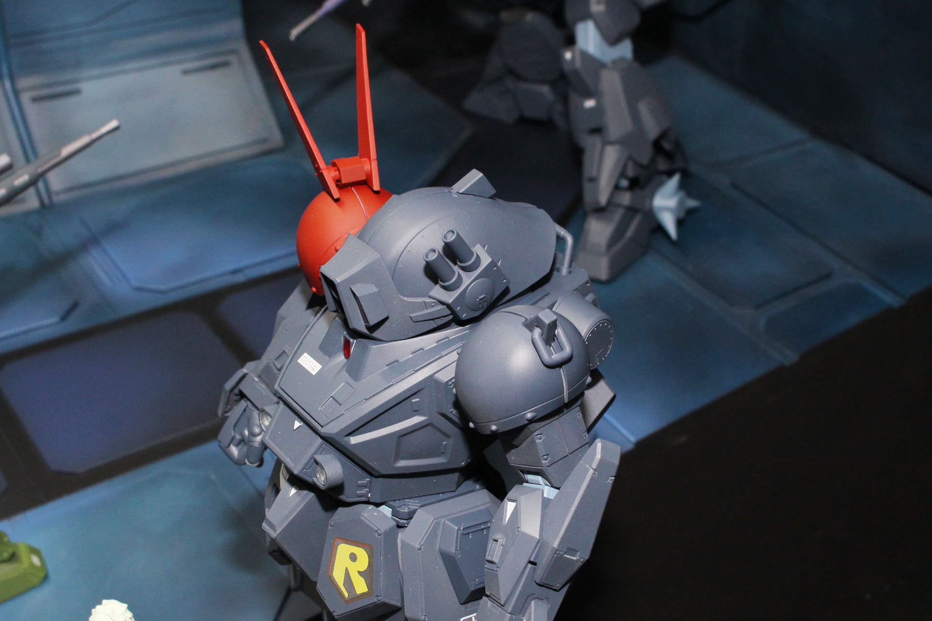 バックパックの上まで伸びた頭部を忠実に再現