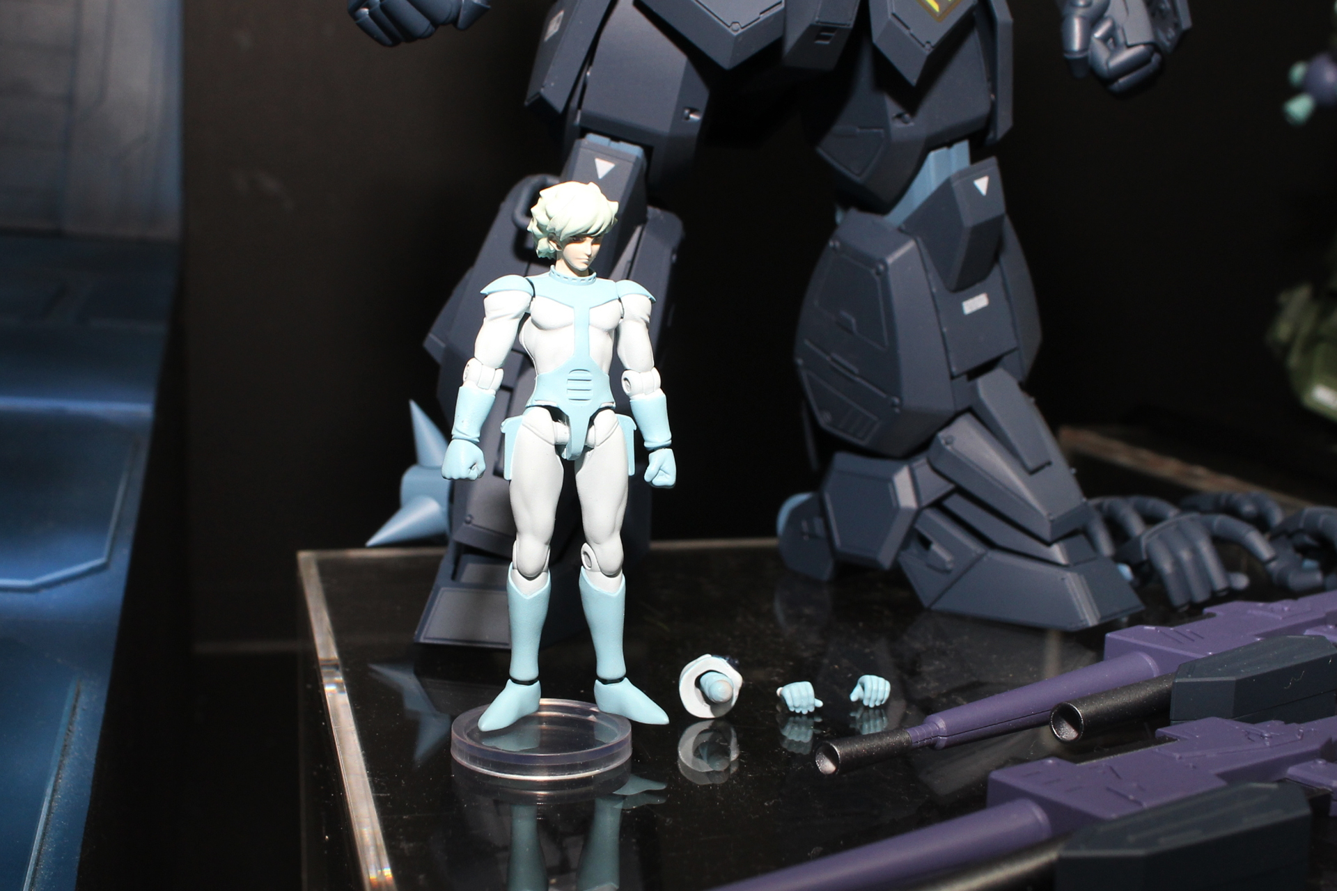 同スケールのイプシロン。ヘルメットを被った交換用頭部も用意