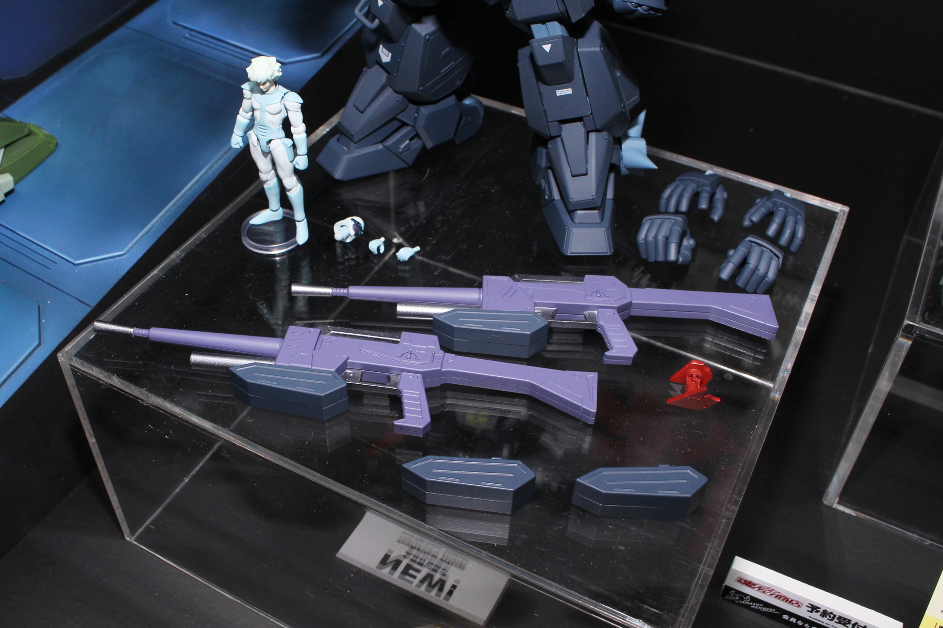 劇中とは微妙に形状の異なる設定画のブラッディライフルも付属。右側の赤い物体は折れた状態のアンテナのパーツだ