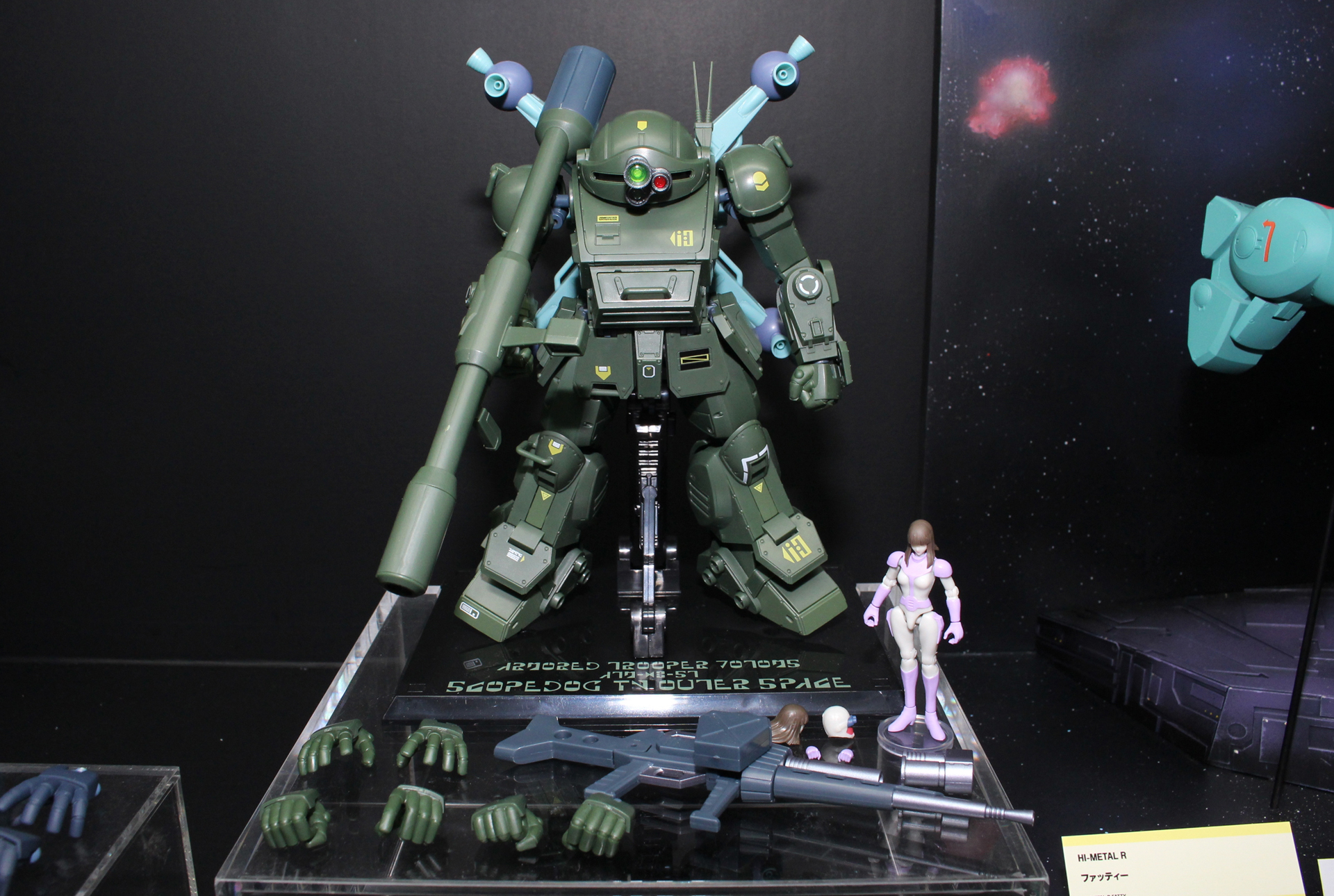 現在プレミアムバンダイで予約を受付中の「HI-METAL R スコープドッグ（宇宙戦仕様）」。スコープドッグのバリエーション機で、ラウンドムーバーやソリッドシューター、フィアナのフィギュアが付属する