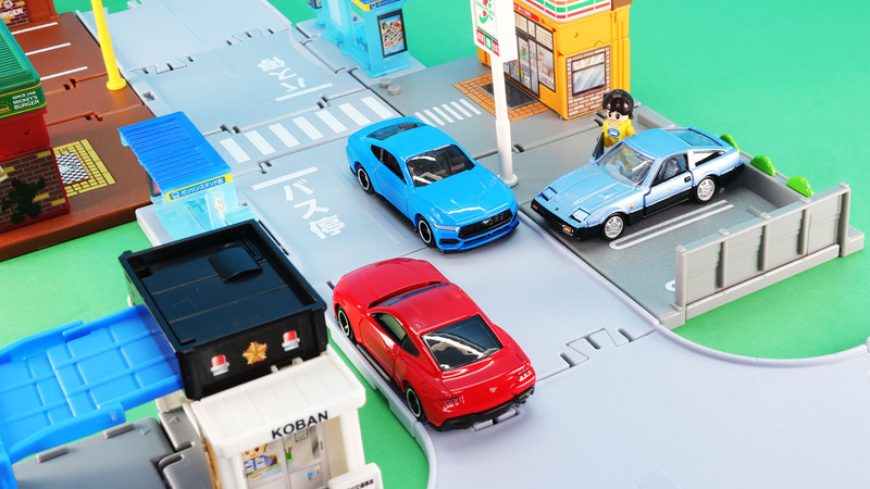 「No.91 フォード マスタング エコブースト ファストバック」通常仕様（手前：レッド）・初回特別仕様（中央：ブルー）、「トミカプレミアム 15 日産 フェアレディZ （Z31）」通常仕様（左：ブルー）