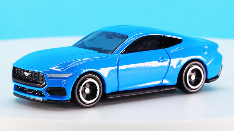 スポーツカー故に低く伸びやかなシルエット