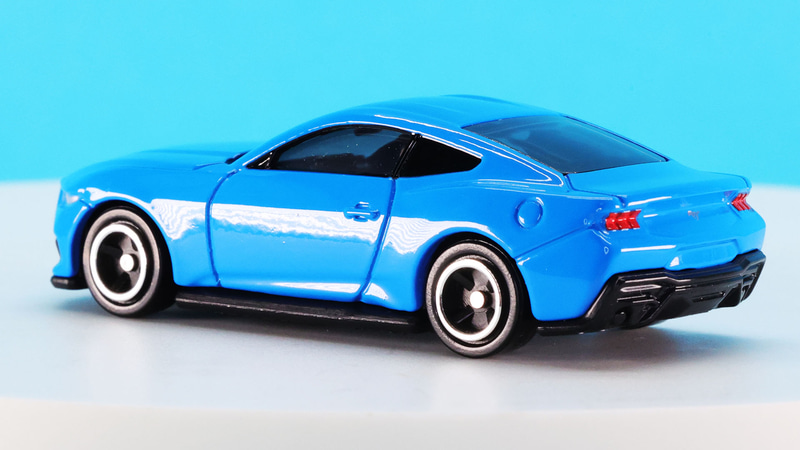 ルーフからリアデッキまで流線型でつながるファストバックスタイル