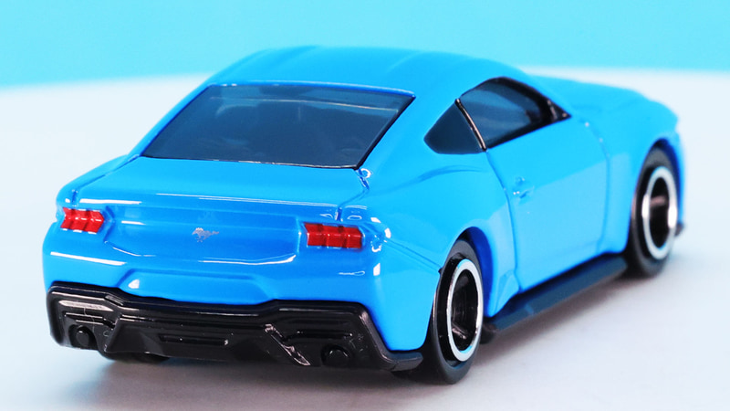 マスタングの伝統を引き継ぐリアの縦3連コンビランプ