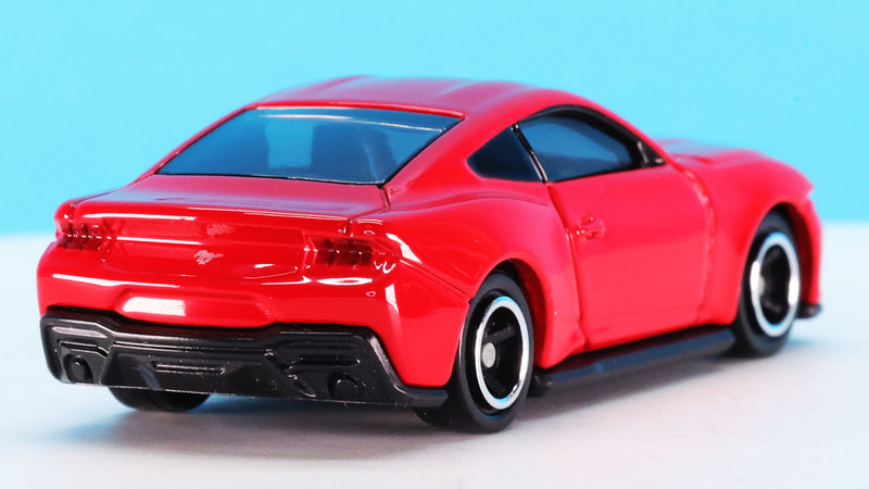 リアコンビランプもボディとは違うレッドで塗分けられています