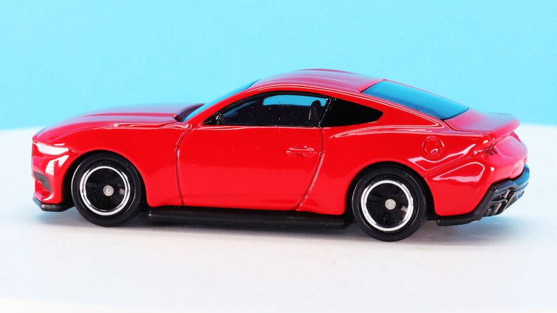 フロントにはマスタングのエンブレムをプリントで再現