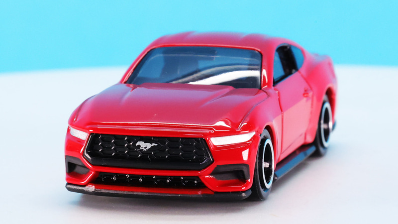 フロントにはマスタングのエンブレムをプリントで再現