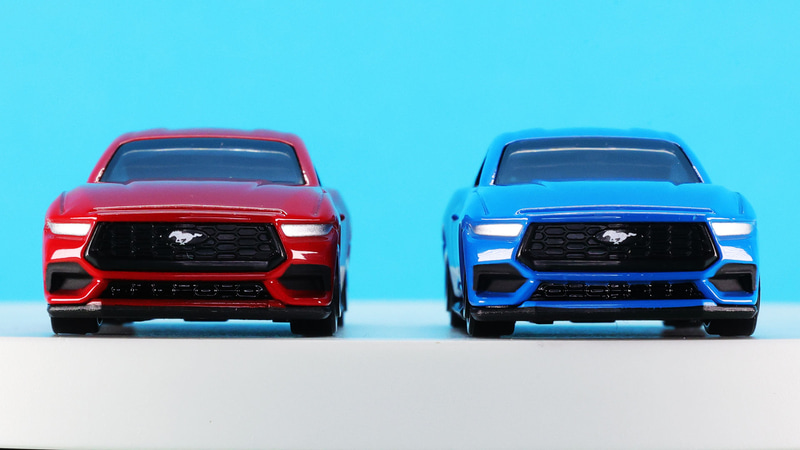 ヘッドライトはシルバーの塗装で再現