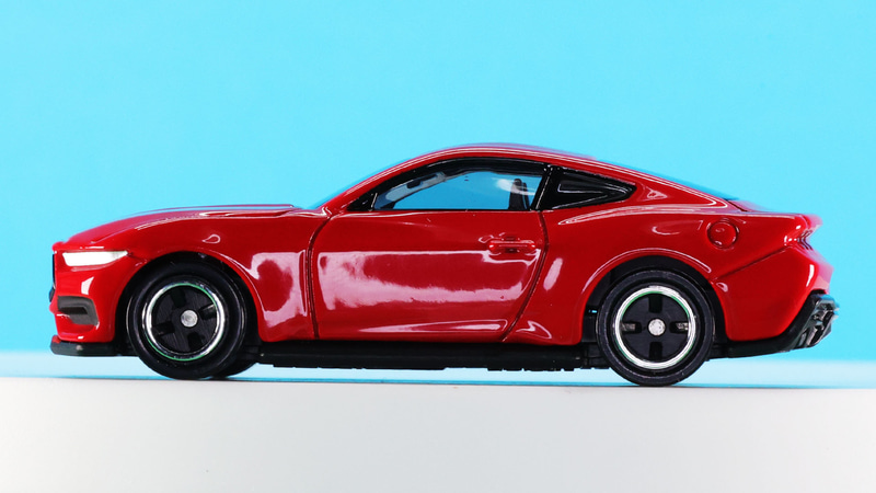 盛り上がり気味のボンネットとリアフェンダーは筋肉質のディテールを魅せます