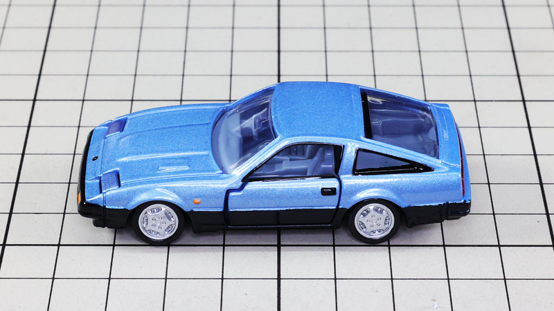 サイド：空力考慮されたサイドシルエットとボンネットの左にエアスクープを備える