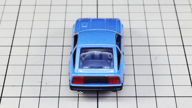 リア：ハッチを備えたリアセクション