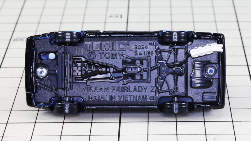 シャーシ：リアのセミトレーリングアームの形状がよくわかる