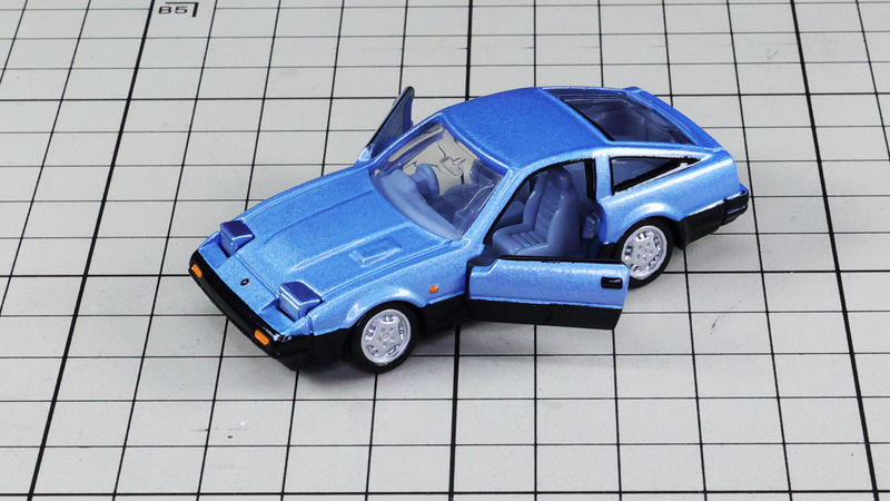 アクション：左右ドア開閉、パラレルライジングヘッドランプ可動