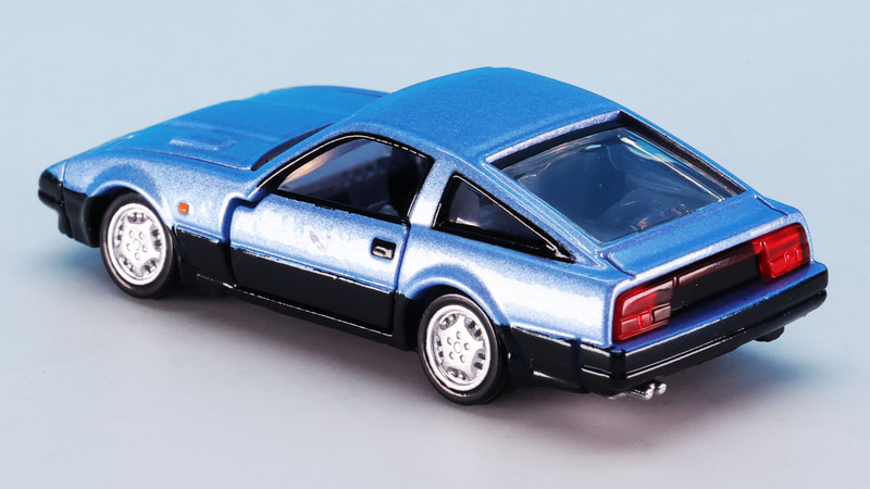 ブルーメタリックとブラックのツートンカラーを再現しています