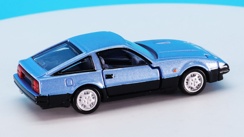 ブルーメタリックとブラックのツートンカラーを再現しています