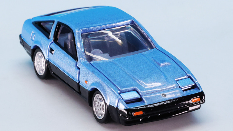 ボンネット中央のバルジと左側にエアスクープをモールドしています