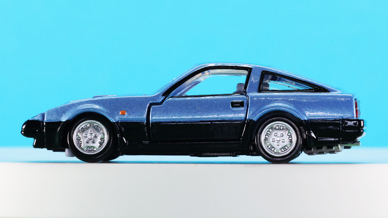 特徴のパラレルライジングヘッドランプを閉じた状態と……