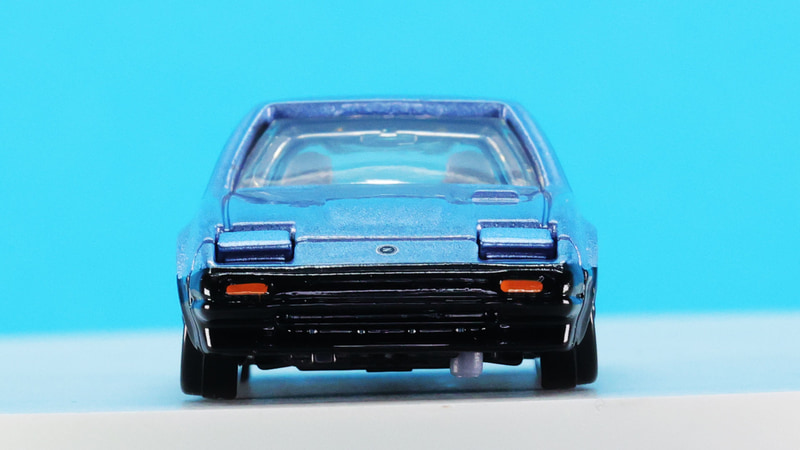 特徴のパラレルライジングヘッドランプを閉じた状態と……