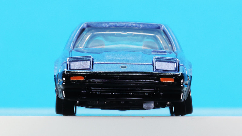 開いた状態。開いてもそれほど高くなく、空力性能の向上に貢献します