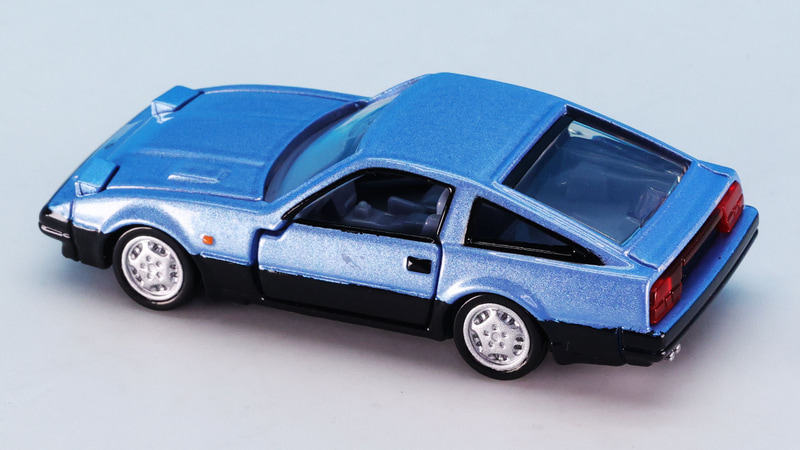 ヘッドライトをシルバーの塗装で表現しています