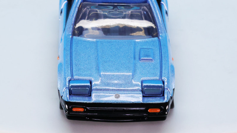 ヘッドライトをシルバーの塗装で表現しています