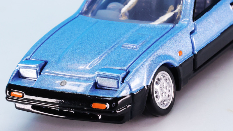 ヘッドライトをシルバーの塗装で表現しています