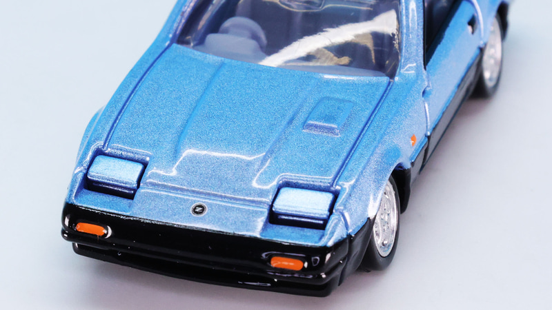 フロントバンパーには“Z”のロゴをプリントで再現！