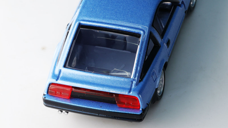 車内後方のトノカバーの表面にはベルトがモールドされています