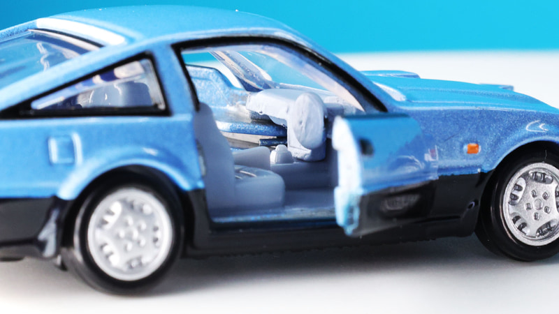 ステアリングやセンターコンソールが見えます